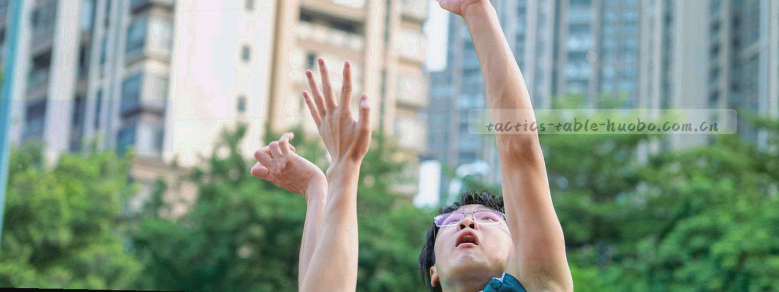 深色底上的稀疏点阵与连线，象征设备之间的数据流向